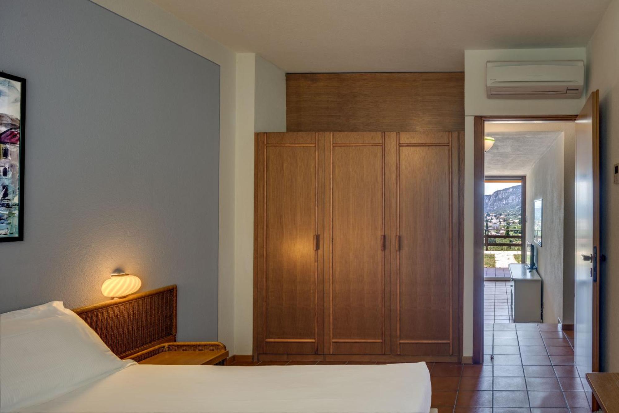 One-Bedroom Apartment Lake View,1547532640:JPEG